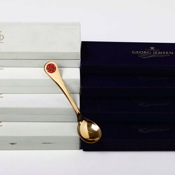 Dodici cucchiai con decorazioni floreali. Argento sterling dorato e smaltato. Annelise Bj�rner per Georg Jensen Danimarca, XX secolo  - Asta Argenti - Associazione Nazionale - Case d'Asta italiane