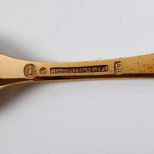 Dodici cucchiai con decorazioni floreali. Argento sterling dorato e smaltato. Annelise Bj�rner per Georg Jensen Danimarca, XX secolo  - Asta Argenti - Associazione Nazionale - Case d'Asta italiane