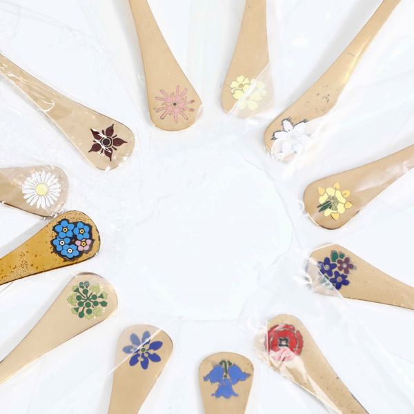 Dodici cucchiai con decorazioni floreali. Argento sterling dorato e smaltato. Annelise Bj�rner per Georg Jensen Danimarca, XX secolo  - Asta Argenti - Associazione Nazionale - Case d'Asta italiane