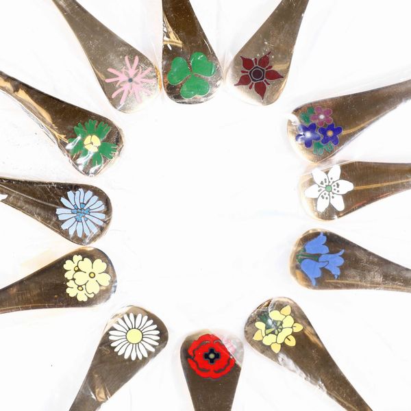 Dodici cucchiai con decorazioni floreali. Argento sterling dorato e smaltato. Annelise Bj�rner per Georg Jensen Danimarca, XX secolo. Annate diverse entro scatole originali  - Asta Argenti - Associazione Nazionale - Case d'Asta italiane