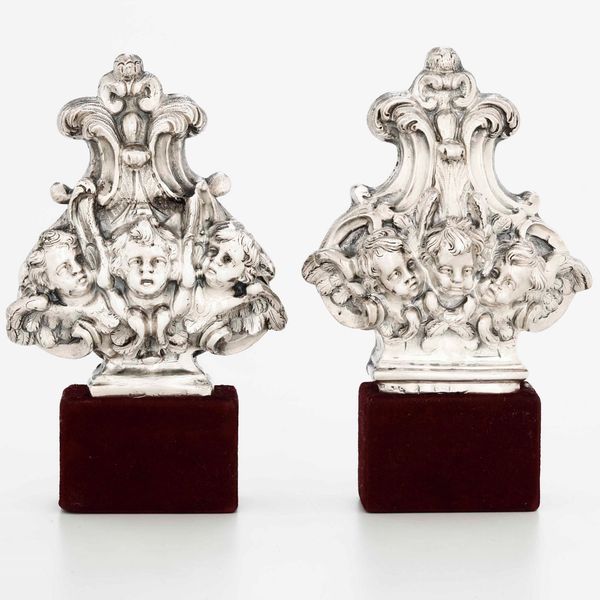 Due finali di croce in argento sbalzato con cherubini. Argenteria barocca italiana del XVIII secolo (Napoli?) Bolli consunti di difficile lettura  - Asta Argenti - Associazione Nazionale - Case d'Asta italiane
