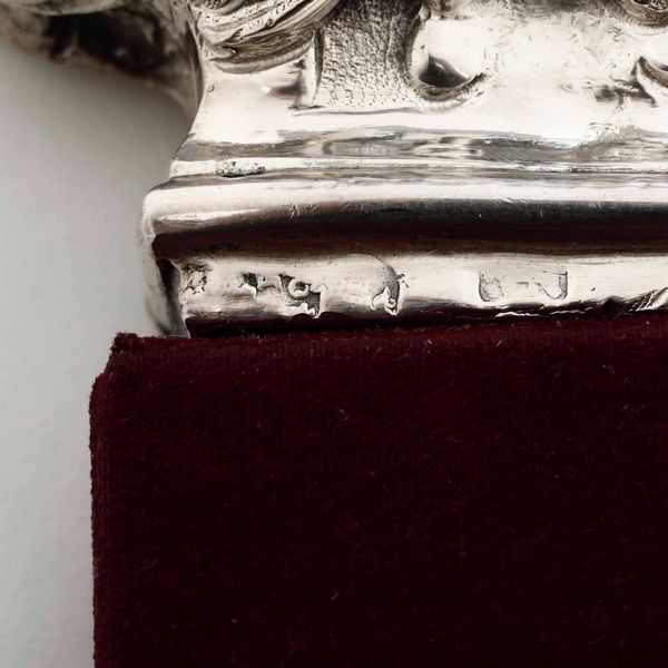 Due finali di croce in argento sbalzato con cherubini. Argenteria barocca italiana del XVIII secolo (Napoli?) Bolli consunti di difficile lettura  - Asta Argenti - Associazione Nazionale - Case d'Asta italiane