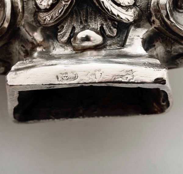 Due finali di croce in argento sbalzato con cherubini. Argenteria barocca italiana del XVIII secolo (Napoli?) Bolli consunti di difficile lettura  - Asta Argenti - Associazione Nazionale - Case d'Asta italiane