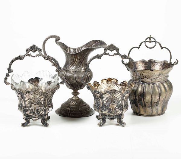 Brocca, due cestini e due secchielli in argento. Varie manifatture ed epoche; un secchiello Veneto XVIII secolo  - Asta Argenti - Associazione Nazionale - Case d'Asta italiane