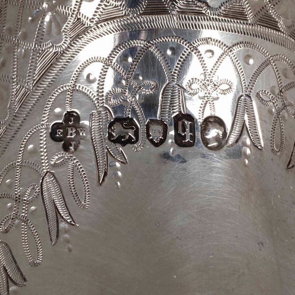 Lattiera e cestino in argento fuso, cesellato e dorato. Londra 1871  - Asta Argenti - Associazione Nazionale - Case d'Asta italiane