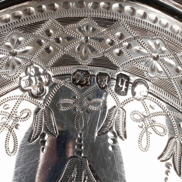 Lattiera e cestino in argento fuso, cesellato e dorato. Londra 1871  - Asta Argenti - Associazione Nazionale - Case d'Asta italiane