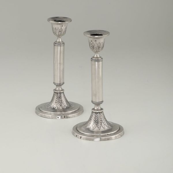 Coppia di candelieri in argento fuso, sbalzato e cesellato Regno sabaudo, primo quarto del XIX secolo, marchi di garanzia del titolo in uso dal 1803 al 1809 durante la dominazione napoleonica e altri bolli non identificati  - Asta Argenti - Associazione Nazionale - Case d'Asta italiane