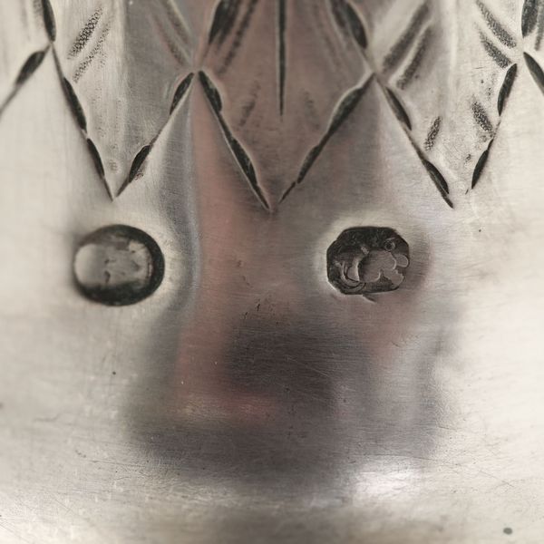 Coppia di candelieri in argento fuso, sbalzato e cesellato Regno sabaudo, primo quarto del XIX secolo, marchi di garanzia del titolo in uso dal 1803 al 1809 durante la dominazione napoleonica e altri bolli non identificati  - Asta Argenti - Associazione Nazionale - Case d'Asta italiane