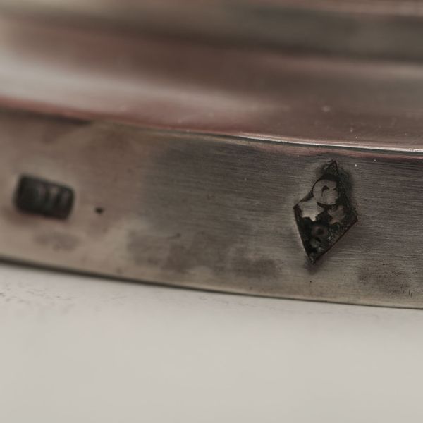 Coppia di candelieri in argento fuso, sbalzato e cesellato Regno sabaudo, primo quarto del XIX secolo, marchi di garanzia del titolo in uso dal 1803 al 1809 durante la dominazione napoleonica e altri bolli non identificati  - Asta Argenti - Associazione Nazionale - Case d'Asta italiane