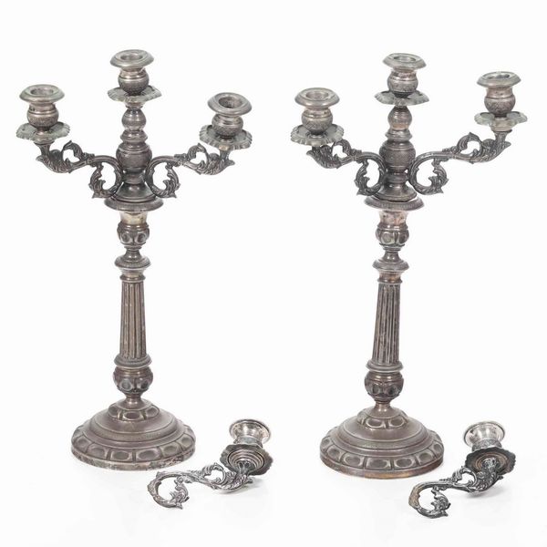 Coppia di candelabri a tre bracci in argento fuso e cesellato. Genova XIX secolo. Marchio con croce mauriziana  - Asta Argenti - Associazione Nazionale - Case d'Asta italiane
