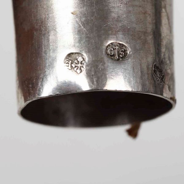 Coppia di candelabri a tre bracci in argento fuso e cesellato. Genova XIX secolo. Marchio con croce mauriziana  - Asta Argenti - Associazione Nazionale - Case d'Asta italiane