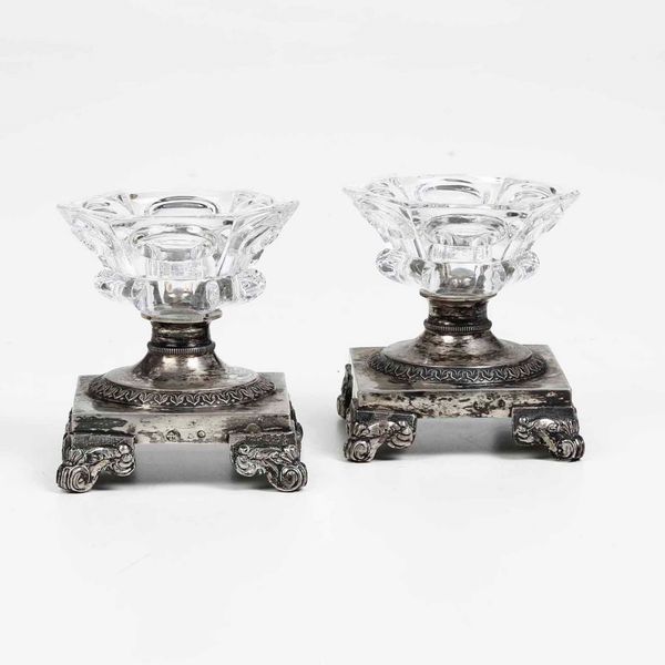 Coppia di saliere in argento fuso e cesellato e cristallo. Genova XIX secolo. Marchio con croce mauriziana e delfino  - Asta Argenti - Associazione Nazionale - Case d'Asta italiane