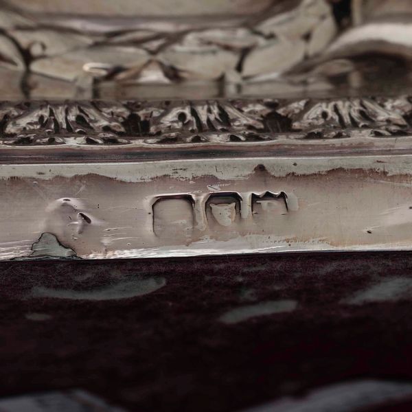 Coppia di candelieri in argento fuso, sbalzato e cesellato. Inghilterra XX secolo, probabilmente Londra; marchi consunti di difficile lettura  - Asta Argenti - Associazione Nazionale - Case d'Asta italiane