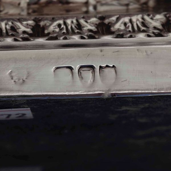 Coppia di candelieri in argento fuso, sbalzato e cesellato. Inghilterra XX secolo, probabilmente Londra; marchi consunti di difficile lettura  - Asta Argenti - Associazione Nazionale - Case d'Asta italiane