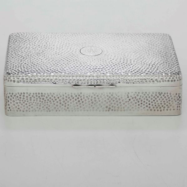 Scatola. Argento fuso e martellato. Interni in legno. Birmingham XX secolo  - Asta Argenti - Associazione Nazionale - Case d'Asta italiane