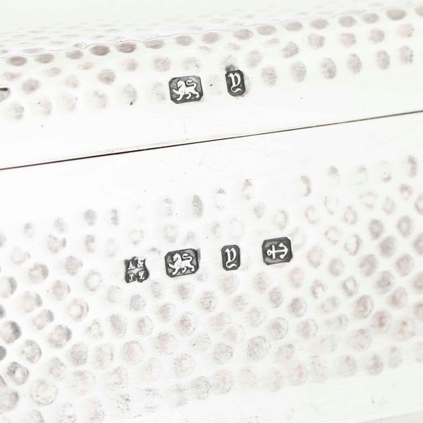 Scatola. Argento fuso e martellato. Interni in legno. Birmingham XX secolo  - Asta Argenti - Associazione Nazionale - Case d'Asta italiane