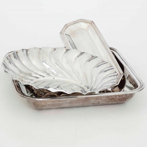 Lotto di due ciotole e un piattino rettangolare in argento. Argenteria italiana del XX secolo, argentieri differenti  - Asta Argenti - Associazione Nazionale - Case d'Asta italiane