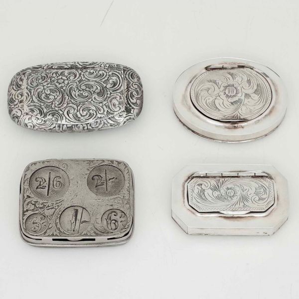 Lotto composto da quattro tabacchiere diverse. Una in argento 925 e tre in metallo argentato  - Asta Argenti - Associazione Nazionale - Case d'Asta italiane