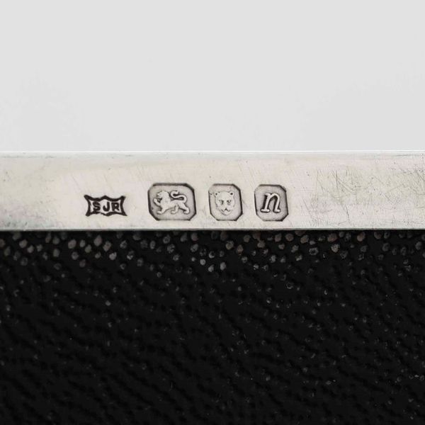 Quattro scatole in argento. Manifatture inglesi ed italiana del XX secolo  - Asta Argenti - Associazione Nazionale - Case d'Asta italiane