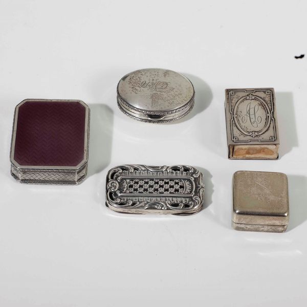 Quattro scatoline in argento di cui una con smalti e un portafiammiferi. Varie epoche e manifatture  - Asta Argenti - Associazione Nazionale - Case d'Asta italiane