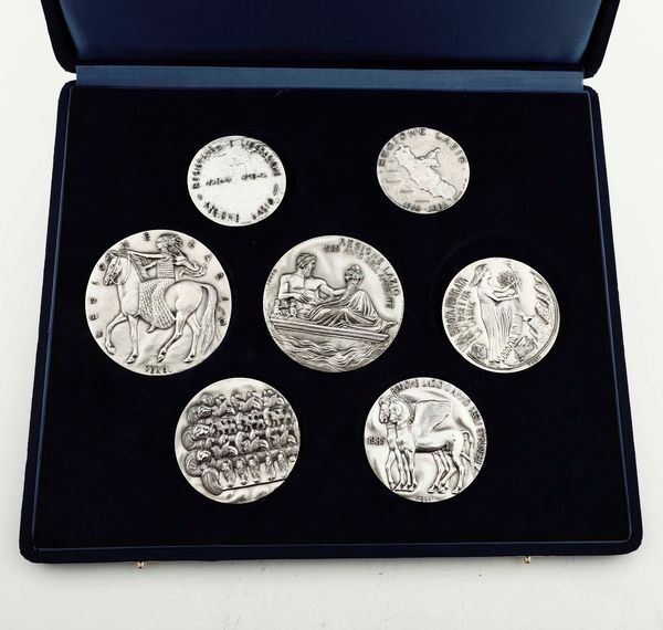 Astuccio contenente sette medaglie commemorative in argento.  - Asta Argenti - Associazione Nazionale - Case d'Asta italiane
