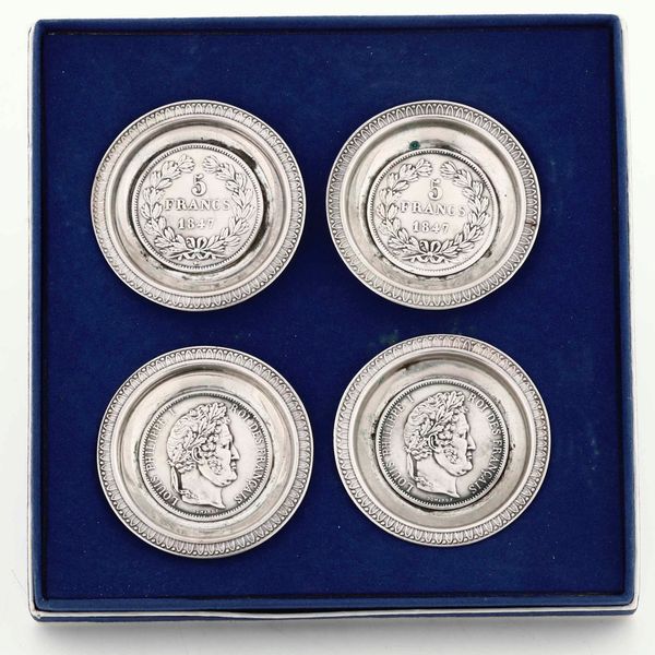 Quattro piattini con monete francesi in argento. XIX-XX secolo  - Asta Argenti - Associazione Nazionale - Case d'Asta italiane