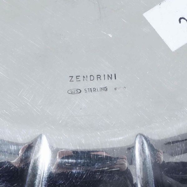 Piattino in argento sterling con moneta 500 lire. Argenteria artistica milanese del XX secolo. Argentiere AUGE per gioielleria Zendrini  - Asta Argenti - Associazione Nazionale - Case d'Asta italiane