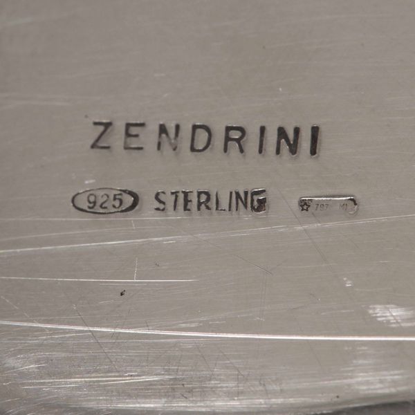 Piattino in argento sterling con moneta 500 lire. Argenteria artistica milanese del XX secolo. Argentiere AUGE per gioielleria Zendrini  - Asta Argenti - Associazione Nazionale - Case d'Asta italiane