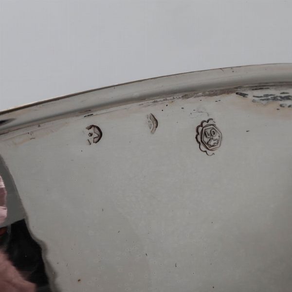 Coppetta e piattino in argento fuso e cesellato con talleri austriaci incastonati. Argenteria europea del XX secolo  - Asta Argenti - Associazione Nazionale - Case d'Asta italiane