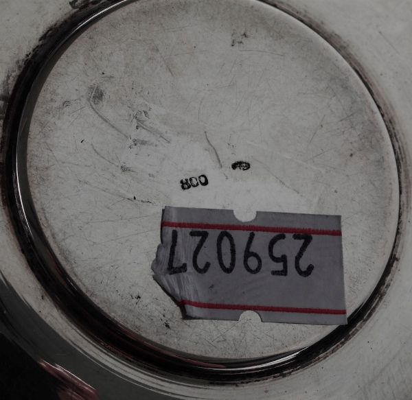 Coppetta e piattino in argento fuso e cesellato con talleri austriaci incastonati. Argenteria europea del XX secolo  - Asta Argenti - Associazione Nazionale - Case d'Asta italiane