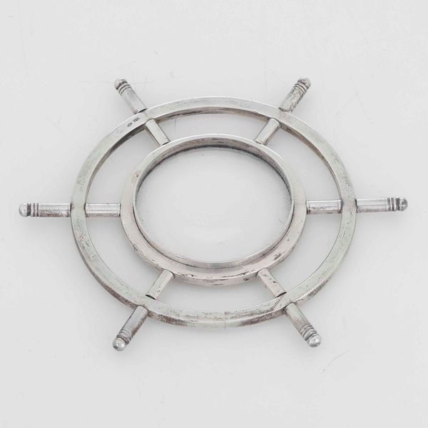 Lente da tavolo in argento a forma di timone. Argenteria artistica milanese del XX secolo. Argentiere Kohler & Schaefer  - Asta Argenti - Associazione Nazionale - Case d'Asta italiane