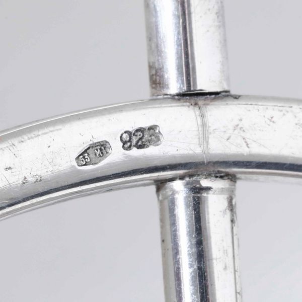 Lente da tavolo in argento a forma di timone. Argenteria artistica milanese del XX secolo. Argentiere Kohler & Schaefer  - Asta Argenti - Associazione Nazionale - Case d'Asta italiane