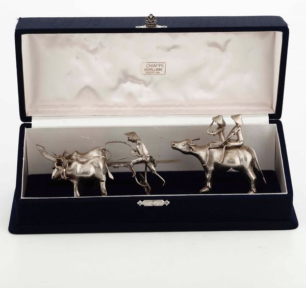 Due sculture in argento raffiguranti mucche e personaggi orientali. Argenteria artistica italiana per Gioielleria Chiappe, Genova  - Asta Argenti - Associazione Nazionale - Case d'Asta italiane