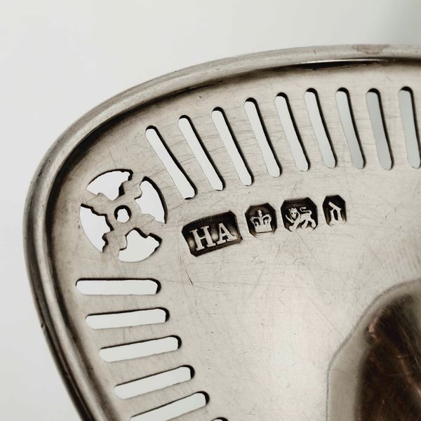 Coppia di saliere traforate.Inghilterra, bollo della citt di Sheffield per l'anno 1896 e dell'argentiere Atkin Brothers  - Asta Argenti - Associazione Nazionale - Case d'Asta italiane