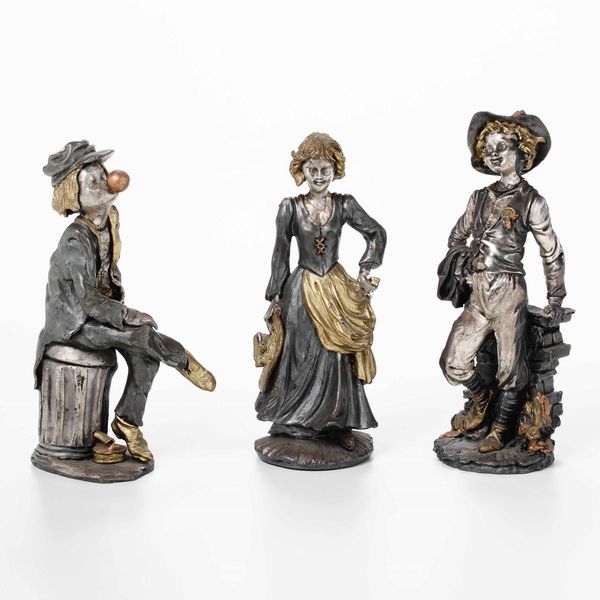 Coppia di sculturine raffiguranti contadinelli e scultura raffigurante clown in caolino e argento. Manifattura artistica italiana del XX secolo  - Asta Argenti - Associazione Nazionale - Case d'Asta italiane