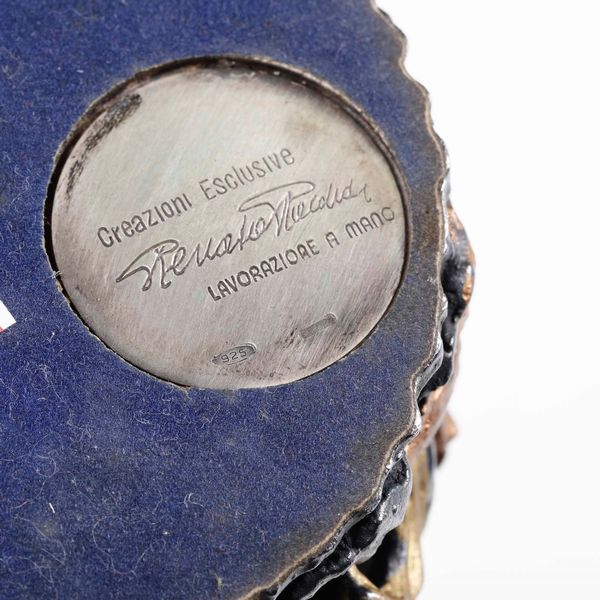 Coppia di sculturine raffiguranti contadinelli e scultura raffigurante clown in caolino e argento. Manifattura artistica italiana del XX secolo  - Asta Argenti - Associazione Nazionale - Case d'Asta italiane