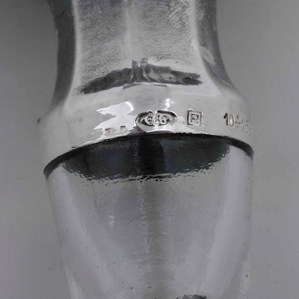 Coppia di bottiglie in cristallo con tappi in argento. Italia XX secolo  - Asta Argenti - Associazione Nazionale - Case d'Asta italiane