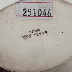 Lotto composto da due scatole con coperchio di forma circolare. Argento fuso. Differenti epoche e manifatture, una Londra 1902, uno Francia XVIII-XIX secolo FARE SAGGIO SCATOLA OVALE  - Asta Argenti - Associazione Nazionale - Case d'Asta italiane