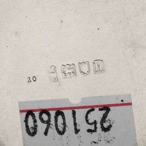 Lotto composto da due scatole con coperchio di forma circolare. Argento fuso. Differenti epoche e manifatture, una Londra 1902, uno Francia XVIII-XIX secolo FARE SAGGIO SCATOLA OVALE  - Asta Argenti - Associazione Nazionale - Case d'Asta italiane