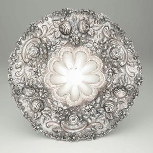 Centrotavola in argento fuso, sagomato e cesellato, con bordo mistillineo sbalzato a rose. Manifattura del XX secolo.  - Asta Argenti - Associazione Nazionale - Case d'Asta italiane