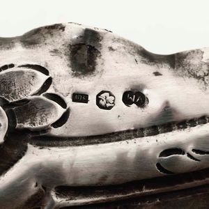 Vassoio in argento sbalzato e cesellato. Argenteria artistica del XX secolo. Argentiere VM non identificato.  - Asta Argenti - Associazione Nazionale - Case d'Asta italiane