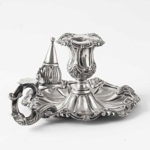 Bugia in argento fuso, sbalzato e cesellato. XIX-XX secolo  - Asta Argenti - Associazione Nazionale - Case d'Asta italiane