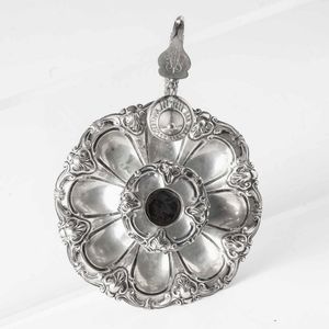 Bugia in argento fuso, sbalzato e cesellato. XIX-XX secolo  - Asta Argenti - Associazione Nazionale - Case d'Asta italiane