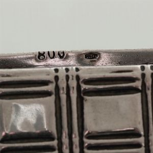 Due scatole portasigarette e due tabacchiere in argento, varie manifatture del XX secolo  - Asta Argenti - Associazione Nazionale - Case d'Asta italiane