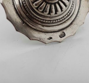 Piccola fiorentina, lucerna e sonaglio in argento Argenteria italiana del XX secolo.  - Asta Argenti - Associazione Nazionale - Case d'Asta italiane