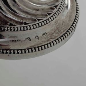 Due coppie di candelieri. Argento fuso, sbalzato e cesellato. Epoche e manifatture inglesi differenti del XIX-XX secolo  - Asta Argenti - Associazione Nazionale - Case d'Asta italiane