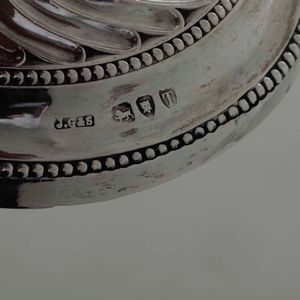 Due coppie di candelieri. Argento fuso, sbalzato e cesellato. Epoche e manifatture inglesi differenti del XIX-XX secolo  - Asta Argenti - Associazione Nazionale - Case d'Asta italiane