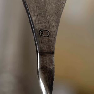 Lotto comprendente 11 cucchiaini da dolce, 9 posate da portata parzialmente dorate, 11 cucchiaini da dolce, 5 posate miste e un porta tovagliolo in argento  - Asta Argenti - Associazione Nazionale - Case d'Asta italiane