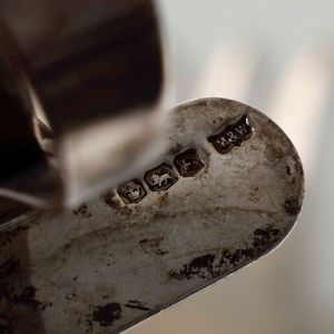 Lotto comprendente 11 cucchiaini da dolce, 9 posate da portata parzialmente dorate, 11 cucchiaini da dolce, 5 posate miste e un porta tovagliolo in argento  - Asta Argenti - Associazione Nazionale - Case d'Asta italiane