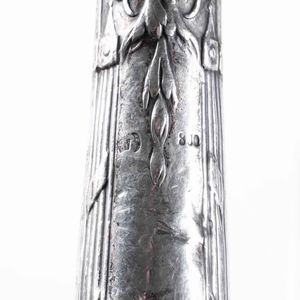 Lotto comprendente 11 cucchiaini da dolce, 9 posate da portata parzialmente dorate, 11 cucchiaini da dolce, 5 posate miste e un porta tovagliolo in argento  - Asta Argenti - Associazione Nazionale - Case d'Asta italiane